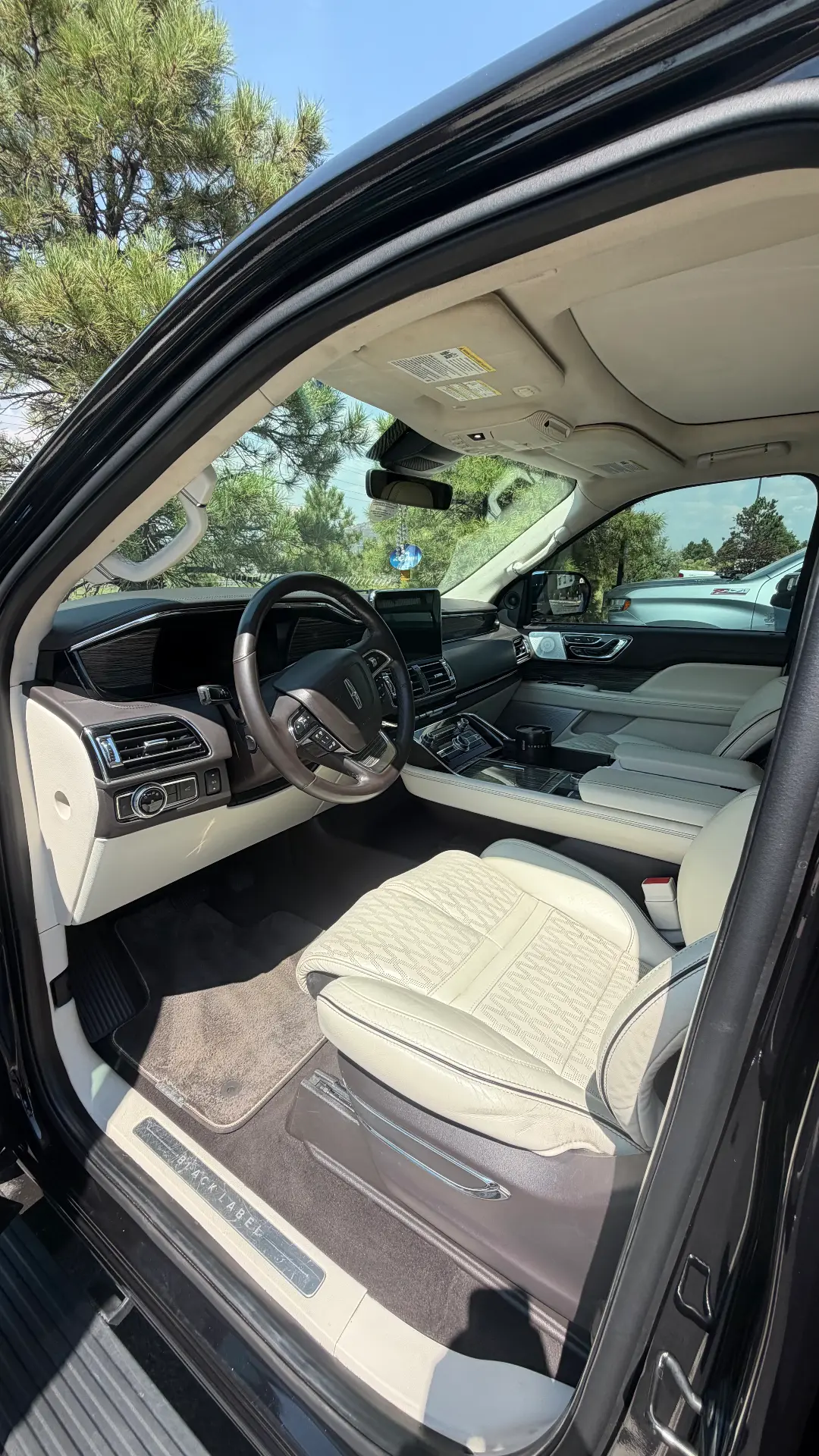 Lincoln Navigator Black Label interior